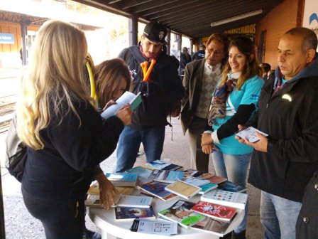 En estaciones de trenes, los vecinos de San Martín retiraron libros gratuitos por una semana En estaciones de trenes, los vecinos de San Martín retiraron libros gratuitos por una semana