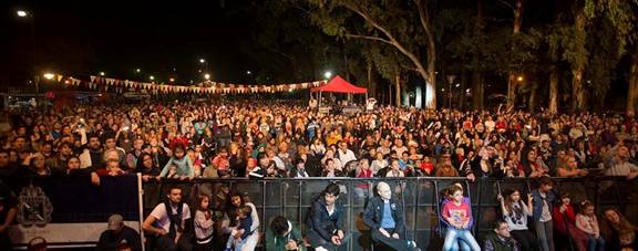 Más de 8 mil personas disfrutaron el sábado, en el Paseo de los Inmigrantes, de una jornada llena de música, danza y espectáculos. El cierre de los festejos estuvo a cargo de Los Pericos. 
