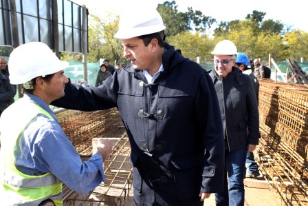Massa visitó junto al intendente de Tigre Julio Zamora, los avances de la nueva escuela primera número 21, que consta de una inversión municipal de 33 millones de pesos, en donación a la Provincia de Buenos Aires. 
