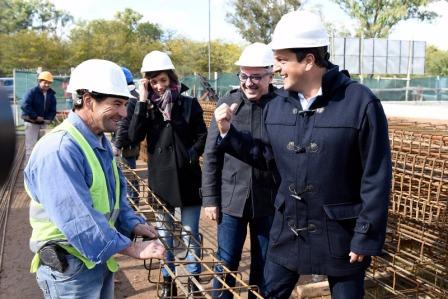 El intendente Julio Zamora supervisó junto al diputado nacional Sergio Massa y la concejala Malena Galmarini el avance de las obras. Las modernas instalaciones beneficiarán a más de 1000 alumnos de Rincón de Milberg.
El intendente Julio Zamora supervisó junto al diputado nacional Sergio Massa y la concejala Malena Galmarini el avance de las obras. Las modernas instalaciones beneficiarán a más de 1000 alumnos de Rincón de Milberg.