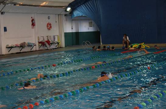 Continúa abierta la inscripción para las escuelas municipales de natación de San Isidro