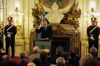Los empresarios acordaron no “reducir” sus “planteles” de trabajadores por tres meses, pero rechazaron que se fije esa prohibición por ley, como se discute en el Congreso sin el respaldo de la administración de Mauricio Macri. Los empresarios acordaron no “reducir” sus “planteles” de trabajadores por tres meses, pero rechazaron que se fije esa prohibición por ley, como se discute en el Congreso sin el respaldo de la administración de Mauricio Macri.