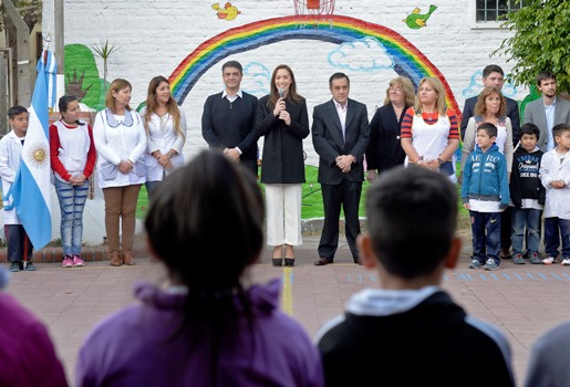La gobernadora de la provincia de Buenos Aires, María Eugenia Vidal, junto al director general de Cultura y Educación, Alejandro Finocchiaro; el intendente de Vicente López, Jorge Macri, y autoridades de la escuela La gobernadora de la provincia de Buenos Aires, María Eugenia Vidal, junto al director general de Cultura y Educación, Alejandro Finocchiaro; el intendente de Vicente López, Jorge Macri, y autoridades de la escuela