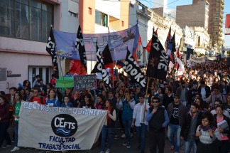 Masiva marcha de sindicatos y federaciones universitarias en Reclamo de aumentos salariales y de presupuesto Masiva marcha de sindicatos y federaciones universitarias en Reclamo de aumentos salariales y de presupuesto