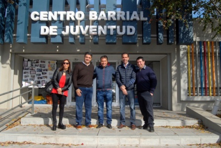 Jorge Macri con Walter Festa, Leonardo Coppola, Gisele González y Leonardo Rial en la puerta del Centro Barrial de Juventud. Jorge Macri con Walter Festa, Leonardo Coppola, Gisele González y Leonardo Rial en la puerta del Centro Barrial de Juventud.