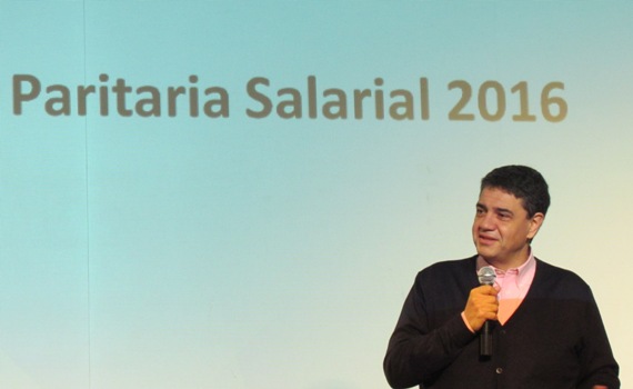 El Intendente de Vicente López Jorge Macri junto al Secretario General del sindicato de trabajadores municipales de Vicente López, Víctor Pirillo, y el Secretario General de ATE, Fabián Alessandrini, anunciaron el acuerdo de incremento salarial paritario para este año. El Intendente de Vicente López Jorge Macri junto al Secretario General del sindicato de trabajadores municipales de Vicente López, Víctor Pirillo, y el Secretario General de ATE, Fabián Alessandrini, anunciaron el acuerdo de incremento salarial paritario para este año.