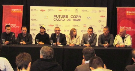 El intendente de Tigre, Julio Zamora, y el ex tenista Gastón Gaudio presentaron la “Copa Ciudad de Tigre”, torneo Future de tenis que se disputará entre el 21 y el 28 de mayo en el tradicional Club Regatas L´Aviron El intendente de Tigre, Julio Zamora, y el ex tenista Gastón Gaudio presentaron la “Copa Ciudad de Tigre”, torneo Future de tenis que se disputará entre el 21 y el 28 de mayo en el tradicional Club Regatas L´Aviron