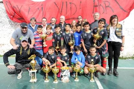 Los chicos del Club Deportivo Tigre alzaron sus trofeos tras consagrarse campeones de la 36° edición de la Copa 25 de Mayo
