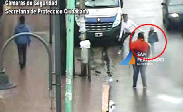 Madre salvó a hijo de ser atropellado por un automóvil San Fernando Madre salvó a hijo de ser atropellado por un automóvil San Fernando