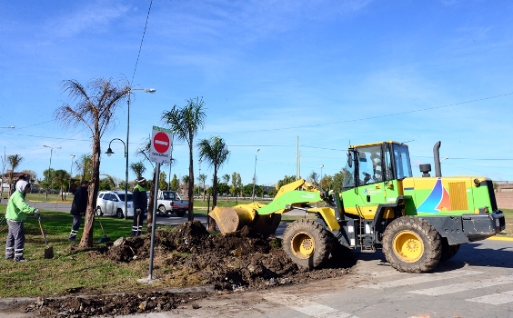 Empleados y maquinarias municipales construyen sumideros, bocas de tormenta, alcantarillas y conductosa lo largo de Av. Avellaneda para mejorar las vías de desagote en caso de precipitaciones y lluvias. Además, profundizan el programa de ‘Mejoramiento Barrial’ en San Rafael haciendo nuevas veredas y hormigonado. Empleados y maquinarias municipales construyen sumideros, bocas de tormenta, alcantarillas y conductosa lo largo de Av. Avellaneda para mejorar las vías de desagote en caso de precipitaciones y lluvias. Además, profundizan el programa de ‘Mejoramiento Barrial’ en San Rafael haciendo nuevas veredas y hormigonado.