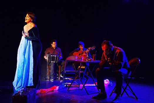 A sala llena, se presentó ‘A que la luna nos llame” en el Teatro Martinelli A sala llena, se presentó ‘A que la luna nos llame” en el Teatro Martinelli