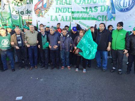 Trabajadores de la alimentación de todo el país se movilizaron hoy en rechazo del aumento del 30% propuesto por la Cámara Patronal. Rodolfo Daer lo calificó como “insuficiente”. Anunció plan de lucha que comenzará con un paro de dos horas el día viernes y de cuatro horas el lunes. Trabajadores de la alimentación de todo el país se movilizaron hoy en rechazo del aumento del 30% propuesto por la Cámara Patronal. Rodolfo Daer lo calificó como “insuficiente”. Anunció plan de lucha que comenzará con un paro de dos horas el día viernes y de cuatro horas el lunes.