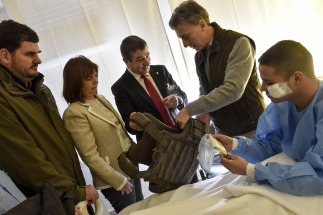 El presidente Mauricio Macri visitó hoy en el hospital donde se encuentra internado el jefe de la División Antisecuestros de la Policía Federal, Gustavo Santos Díaz, quien recibió un balazo en la cara durante un tiroteo.
El presidente Mauricio Macri visitó hoy en el hospital donde se encuentra internado el jefe de la División Antisecuestros de la Policía Federal, Gustavo Santos Díaz, quien recibió un balazo en la cara durante un tiroteo.