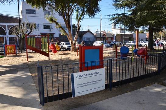 En plaza Belgrano de Villa Adelina suman juegos sensoriales y amplían el anfiteatro 