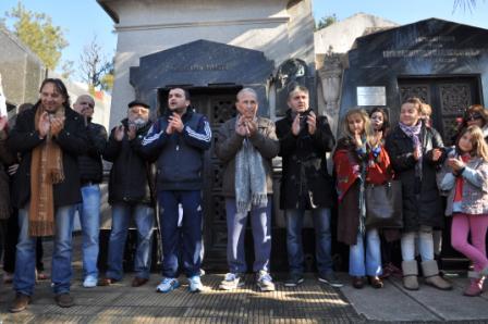 Homenaje al General Valle en el cementerio de Olivos Homenaje al General Valle en el cementerio de Olivos