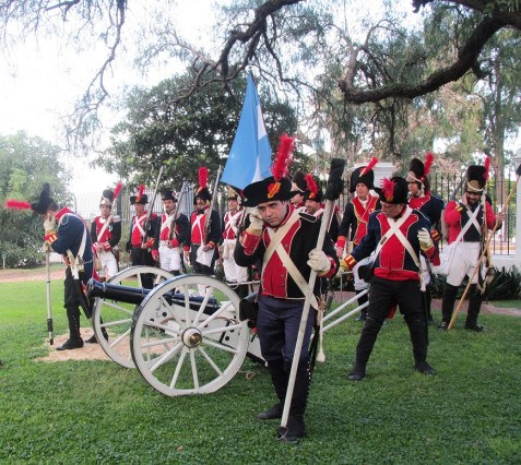 El Tercio de Cántabros Montañeses se encargarán de homenajear al General Manuel Belgrano. El Tercio de Cántabros Montañeses se encargarán de homenajear al General Manuel Belgrano.