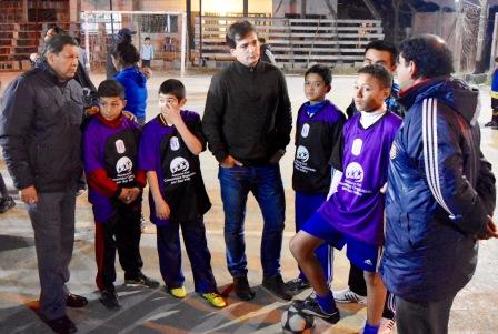 El senador provincial Sebastián Galmarini y el concejal del bloque del Frente Renovador en San Isidro, Juan Medina, le entregaron camisetas a la categoría 2003 y el equipo de fútbol femenino del Esperanza Fútbol Club, del barrio del Bajo Boulogne El senador provincial Sebastián Galmarini y el concejal del bloque del Frente Renovador en San Isidro, Juan Medina, le entregaron camisetas a la categoría 2003 y el equipo de fútbol femenino del Esperanza Fútbol Club, del barrio del Bajo Boulogne