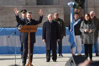El presidente Mauricio Macri encabezó hoy los festejos oficiales por el Día de la Bandera en Rosario, donde llamó a “derrotar al narcotráfico” y reiteró que el objetivo de su gobierno es la “pobreza cero” en el país. El presidente Mauricio Macri encabezó hoy los festejos oficiales por el Día de la Bandera en Rosario, donde llamó a “derrotar al narcotráfico” y reiteró que el objetivo de su gobierno es la “pobreza cero” en el país.
