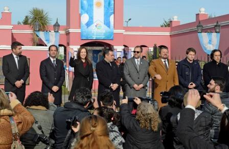 Vidal tomó la promesa a la bandera a los alumnos de cuarto grado de Escobar Vidal tomó la promesa a la bandera a los alumnos de cuarto grado de Escobar