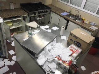 Irrumpen en la residencia del Ministro de Gobierno bonaerense, revuelven todo y no roban nada Irrumpen en la residencia del Ministro de Gobierno bonaerense, revuelven todo y no roban nada