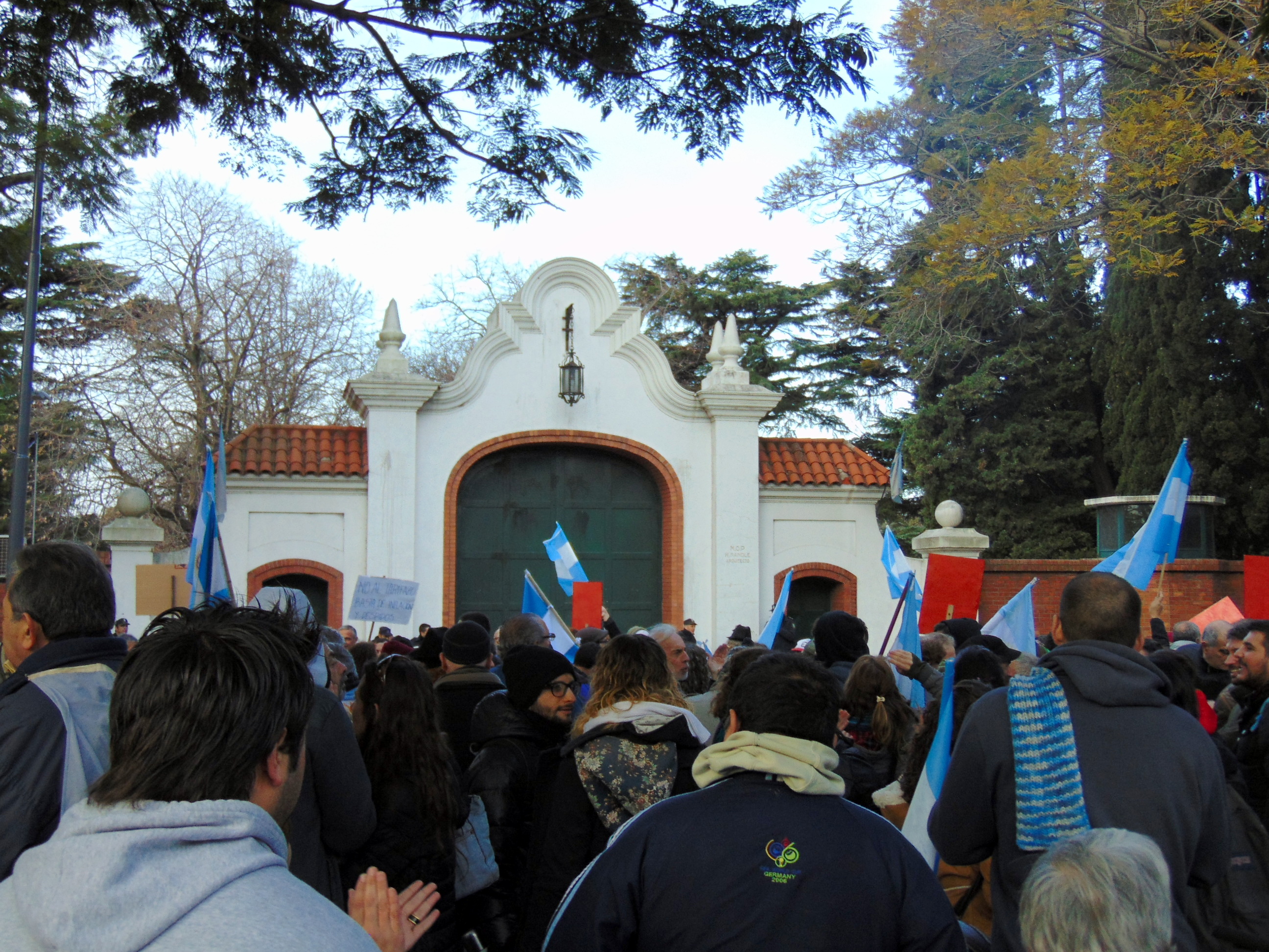 Banderazo multisectorial contra el ajuste y tarifazo en la Quinta de Olivos Banderazo multisectorial contra el ajuste y tarifazo en la Quinta de Olivos