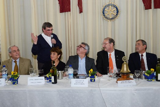 El presidente saliente, Ernesto Girola, realizó el clásico intercambio de pines con Ricardo Klatt, quien asumió el mando de la entidad. El intendente Julio Zamora asistió a la presentación formal junto a rotarios de distintas localidades.
El presidente saliente, Ernesto Girola, realizó el clásico intercambio de pines con Ricardo Klatt, quien asumió el mando de la entidad. El intendente Julio Zamora asistió a la presentación formal junto a rotarios de distintas localidades.