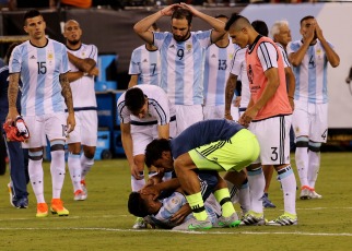 Argentina perdió por penales ante Chile, otra vez, y estiró su sequía en la Copa América Centenario Argentina perdió por penales ante Chile, otra vez, y estiró su sequía en la Copa América Centenario
