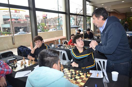El edificio municipal fue la sede elegida para jugar la última ronda de la principal competencia por equipos de esta disciplina en el país. El intendente Gustavo Posse pasó por el lugar y saludó a los competidores. El edificio municipal fue la sede elegida para jugar la última ronda de la principal competencia por equipos de esta disciplina en el país. El intendente Gustavo Posse pasó por el lugar y saludó a los competidores.