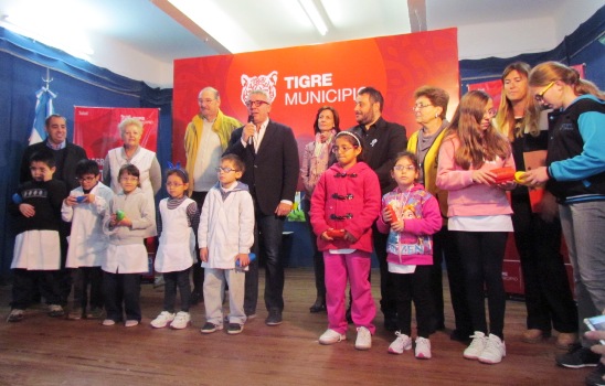 El intendente de Tigre, Julio Zamora, entregó más de 300 pares de anteojos a alumnos de 19 escuelas primarias del distrito, en el marco del programa 