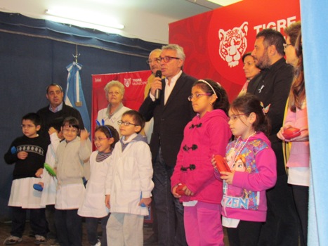 El intendente de Tigre, Julio Zamora, entregó más de 300 pares de anteojos a alumnos de 19 escuelas primarias del distrito, en el marco del programa 