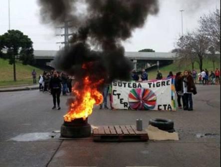 Hartos de las promesas incumplidas, docentes, padres y estudiantes de las escuelas EP N°25 y EES N°14 realizaron hoy un corte en el Acceso Norte de Tigre.
Hartos de las promesas incumplidas, docentes, padres y estudiantes de las escuelas EP N°25 y EES N°14 realizaron hoy un corte en el Acceso Norte de Tigre.