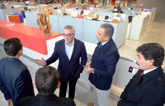 El intendente Julio Zamora junto al diputado nacional Sergio Massa recibieron a un grupo de alcaldes latinoamericanos interesados en conocer el sistema de protección ciudadana de Tigre. Luego de un recorrido por el Centro de Operaciones (COT), varios de ellos manifestaron su intención de replicar el modelo en sus países. 