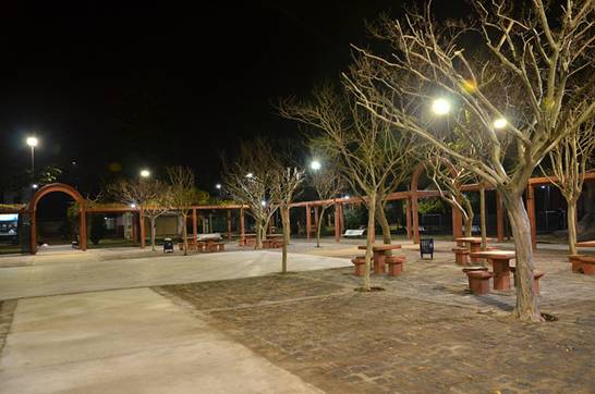 El municipio renovó las luminarias de la plaza Belgrano en Villa Adelina 