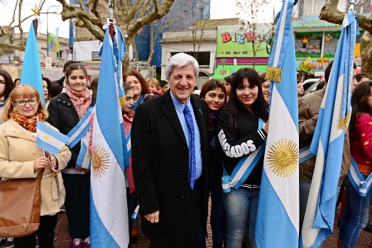 Cientos de Vecinos de San Fernando festejaron del Bicentenario en la plaza Mitre