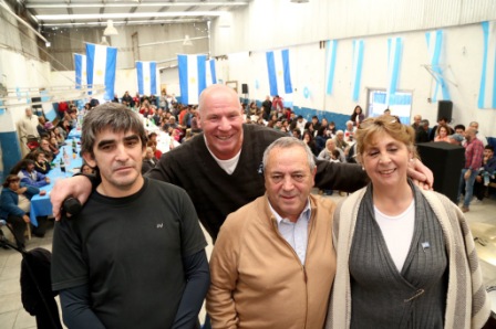 La Agrupación “Lealtad” de Tigre, que conduce Roberto Passo, festejó el Bicentenario de la Independencia en el Club América, ubicado en José C. Paz y Fray Luis Beltrán, Rincón de Milberg, con un gran locro familiar y folklore en vivo.
La Agrupación “Lealtad” de Tigre, que conduce Roberto Passo, festejó el Bicentenario de la Independencia en el Club América, ubicado en José C. Paz y Fray Luis Beltrán, Rincón de Milberg, con un gran locro familiar y folklore en vivo.