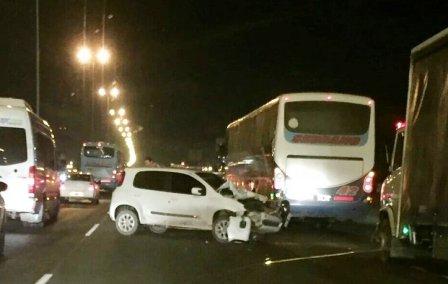 Un herido al chocar dos autos en la autopista Panamericana Un herido al chocar dos autos en la autopista Panamericana