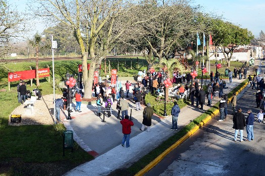 El intendente Julio Zamora encabezó la apertura de un flamante espacio de encuentro para los vecinos de Don Torcuato, que homenajea a la primera docente que tuvo la localidad. 