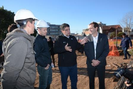 Durante el día de ayer, el intendente de Vicente López Jorge Macri visitó la ciudad de La Plata para conocer las obras que se están llevando a cabo allí y estar en contacto con los vecinos de dicha localidad.
Durante el día de ayer, el intendente de Vicente López Jorge Macri visitó la ciudad de La Plata para conocer las obras que se están llevando a cabo allí y estar en contacto con los vecinos de dicha localidad.