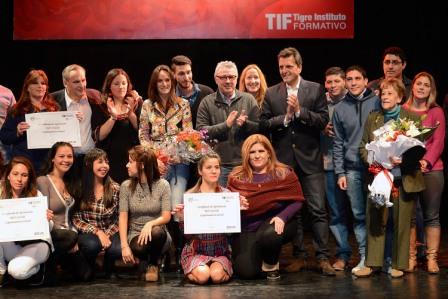 Zamora en la entrega de certificados a 600 vecinos que completaron uno de los 43 cursos laborales gratuitos del Tigre Instituto Formativo, realizado en el Teatro Niní Marshall. Más de 10 mil vecinos fueron capacitados en seis años. En el acto estuvo también presente el diputado Nacional Sergio Massa.
Zamora en la entrega de certificados a 600 vecinos que completaron uno de los 43 cursos laborales gratuitos del Tigre Instituto Formativo, realizado en el Teatro Niní Marshall. Más de 10 mil vecinos fueron capacitados en seis años. En el acto estuvo también presente el diputado Nacional Sergio Massa.