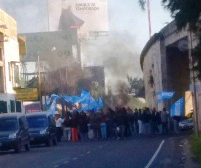 Trabajadores de la Clínica Pelliza realizaron un corte de colectora en Panamericana Trabajadores de la Clínica Pelliza realizaron un corte de colectora en Panamericana