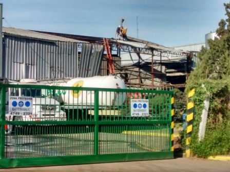 En la tarde de ayer, jueves, una fuerte explosión en la química Pelco destruyo parte del galpón, voló chapas del frente y dejo heridas, supuestamente leves, en varios operarios.
En la tarde de ayer, jueves, una fuerte explosión en la química Pelco destruyo parte del galpón, voló chapas del frente y dejo heridas, supuestamente leves, en varios operarios.