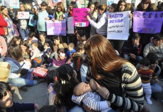 Se realizó una teteada masiva en San Isidro y distintos puntos de paía para defender su derecho a amamantar en lugares públicos Se realizó una teteada masiva en San Isidro y distintos puntos de paía para defender su derecho a amamantar en lugares públicos