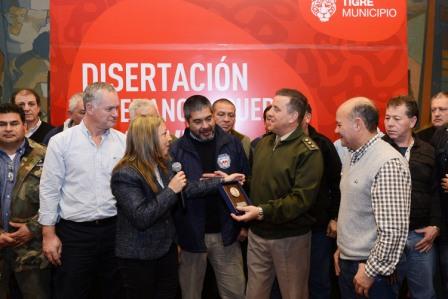 El coronel Esteban Vilgre Lamadrid compartió con vecinos y pares las enseñanzas obtenidas en su época de servicio. “Un trabajador común también es un héroe de la patria”, expresó el veterano durante su exposición en el Honorable Concejo Deliberante del distrito.
El coronel Esteban Vilgre Lamadrid compartió con vecinos y pares las enseñanzas obtenidas en su época de servicio. “Un trabajador común también es un héroe de la patria”, expresó el veterano durante su exposición en el Honorable Concejo Deliberante del distrito.