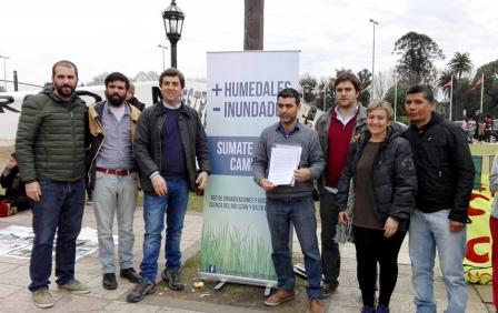 Cientos de personas se manifestaron esta tarde en la estación de trenes de Tigre bajo la consigna “Más Humedales Menos Inundados”, durante una jornada impulsada por sectores ambientalistas, organizaciones sociales y concejales de la zona norte. Cientos de personas se manifestaron esta tarde en la estación de trenes de Tigre bajo la consigna “Más Humedales Menos Inundados”, durante una jornada impulsada por sectores ambientalistas, organizaciones sociales y concejales de la zona norte.