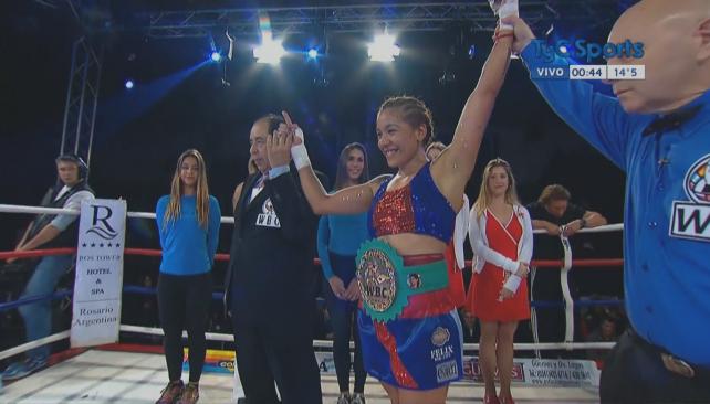 La Sanfernanandina Erica Farías retuvo el título mundial superligero CMB al imponerse en fallo unánime por una diferencia exagerada ante la rosarina Victoria Bustos, pero, sobre todo, se trató de una pelea de pobrísimo nivel en la que ambas decepcionaron.
La Sanfernanandina Erica Farías retuvo el título mundial superligero CMB al imponerse en fallo unánime por una diferencia exagerada ante la rosarina Victoria Bustos, pero, sobre todo, se trató de una pelea de pobrísimo nivel en la que ambas decepcionaron.