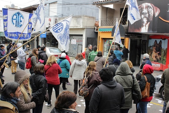 El sindicato realizó una manifestación en la puerta de un centro médico de Vicente López donde funciona una prestataria de salud bonaerense, para denunciar que no se cumplen los requisitos de los pliegos y que se desautorizaron licencias por salud sin los profesionales necesarios.
El sindicato realizó una manifestación en la puerta de un centro médico de Vicente López donde funciona una prestataria de salud bonaerense, para denunciar que no se cumplen los requisitos de los pliegos y que se desautorizaron licencias por salud sin los profesionales necesarios.