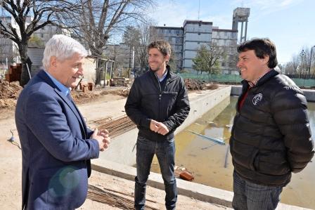 En el predio de Arnoldi e Ituzaingó, barrio Infico de San Fernando, se edifica el Polideportivo N°7, una de las obras más importantes encaradas por el Municipio con sus propios fondos. El Intendente Luis Andreotti supervisó los trabajos que atraviesan una de las últimas etapas de construcción, junto al Diputado Provincial Juan Andreotti y el Secretario de Educación, Cultura y Contención Social, Carlos Traverso.
En el predio de Arnoldi e Ituzaingó, barrio Infico de San Fernando, se edifica el Polideportivo N°7, una de las obras más importantes encaradas por el Municipio con sus propios fondos. El Intendente Luis Andreotti supervisó los trabajos que atraviesan una de las últimas etapas de construcción, junto al Diputado Provincial Juan Andreotti y el Secretario de Educación, Cultura y Contención Social, Carlos Traverso.