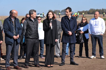 La gobernadora de la provincia de Buenos Aires, María Eugenia Vidal, junto al presidente Mauricio Macri y el ministro de Transporte de la Nación, en el inicio de las obras de la Ruta Nacional Nº 7 en el tramo Junín-Chacabuco La gobernadora de la provincia de Buenos Aires, María Eugenia Vidal, junto al presidente Mauricio Macri y el ministro de Transporte de la Nación, en el inicio de las obras de la Ruta Nacional Nº 7 en el tramo Junín-Chacabuco