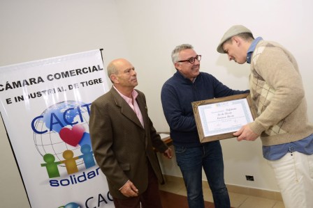 Con la presencia del intendente Julio Zamora, la Cámara Comercial e Industrial de Tigre (CACIT) entregó reconocimientos a aquellos vecinos que cumplieron 35 y 20 años como miembros. Con la presencia del intendente Julio Zamora, la Cámara Comercial e Industrial de Tigre (CACIT) entregó reconocimientos a aquellos vecinos que cumplieron 35 y 20 años como miembros.