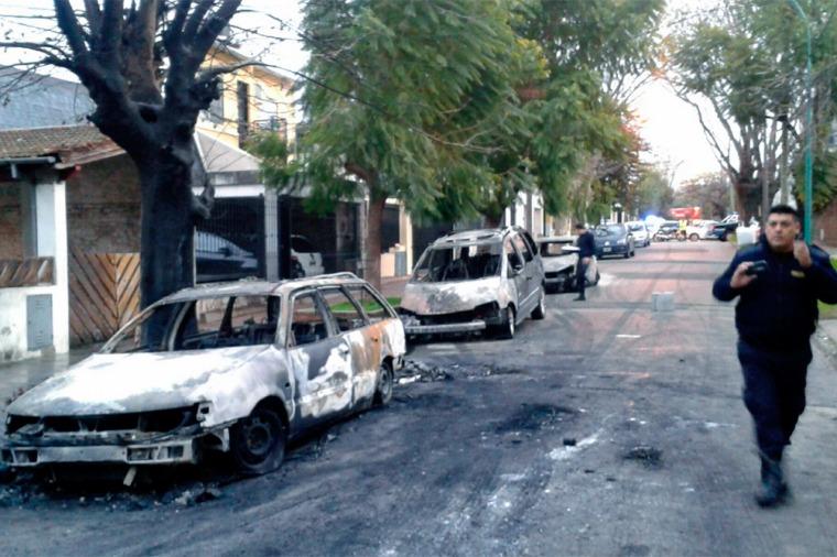 Se incendiaron cuatro autos en una misma cuadra en Vicente López y sospechan de quemacoches 